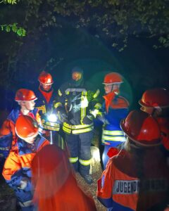 Jugendliche suchen vermisste Person bei Nacht