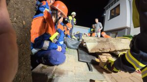 Jugendfeuerwehr bergen eingeklemmte Person