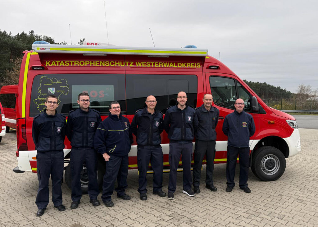 Feuerwehrleute vor ELW.