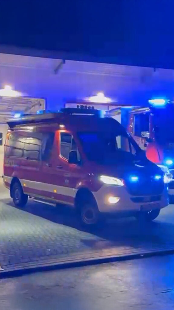 ELW mit Blaulicht vor Halle.