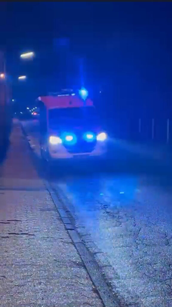 ELW mit Blaulicht auf der Straße.