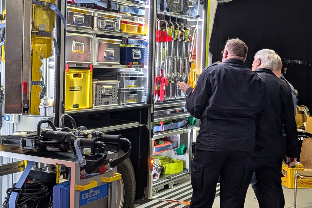 Feuerwehrfahrzeug mit seiner Ausstattung.