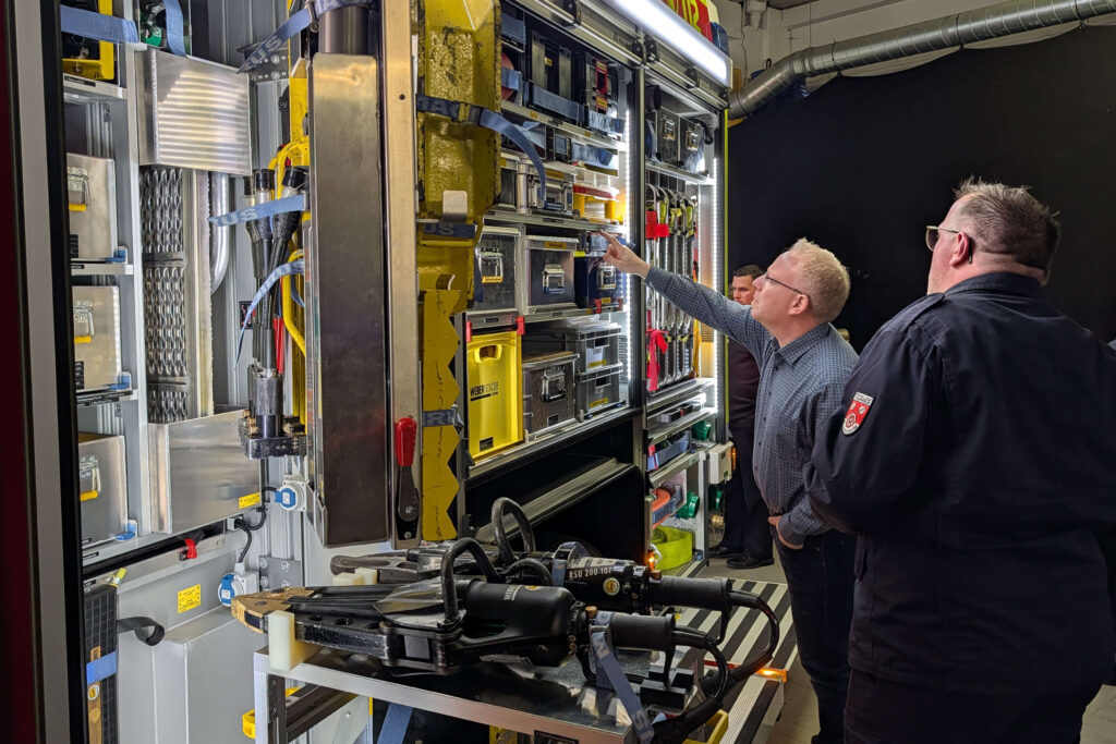 Feuerwehrfahrzeug mit seiner Ausstattung.