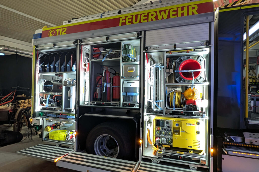 Feuerwehrfahrzeug mit seiner Ausstattung.