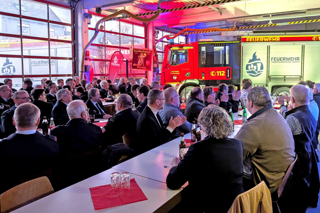 Gäste zur Einweihung des neuen Fahrzeuges.