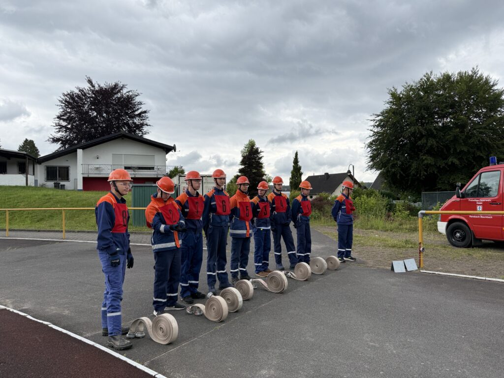 Jugendliche bei der Abnahme der Leistungsspange