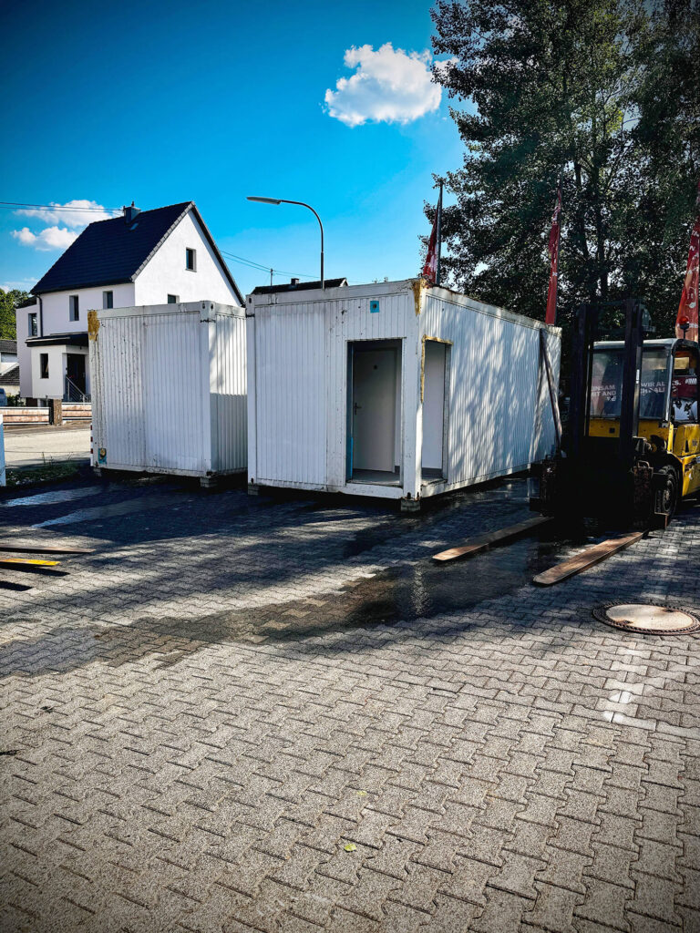Container stehen auf dem Parkplatz
