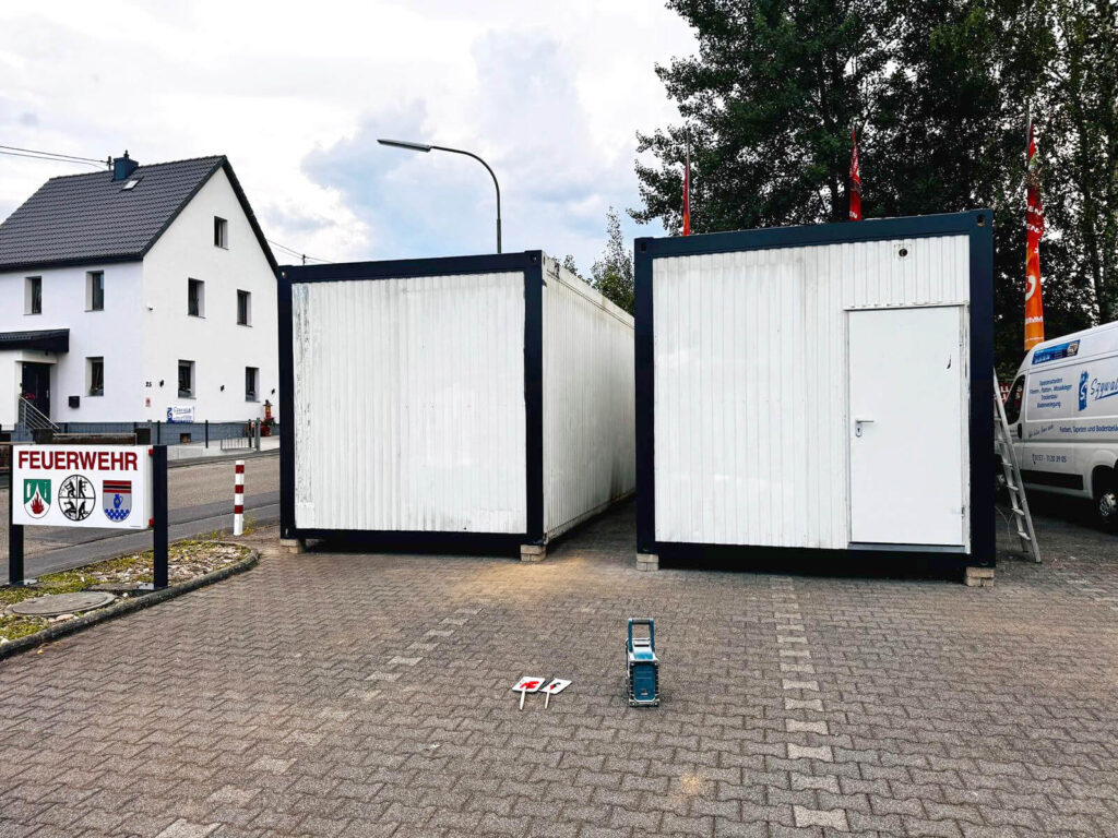 Container stehen auf dem Parkplatz
