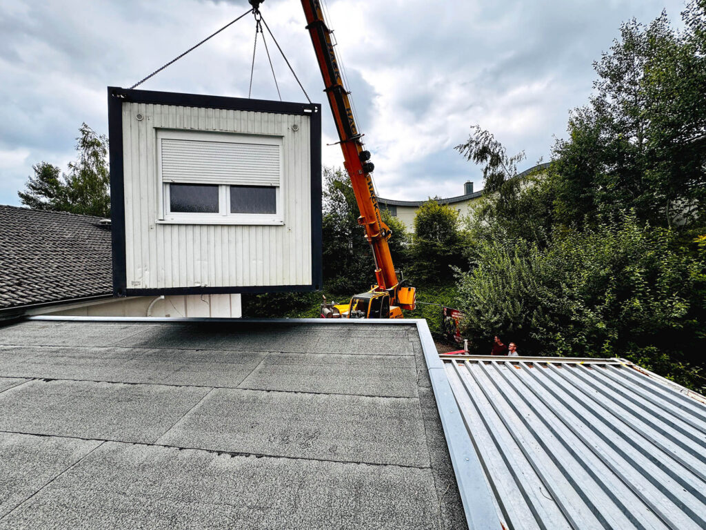 Container mit Kran
