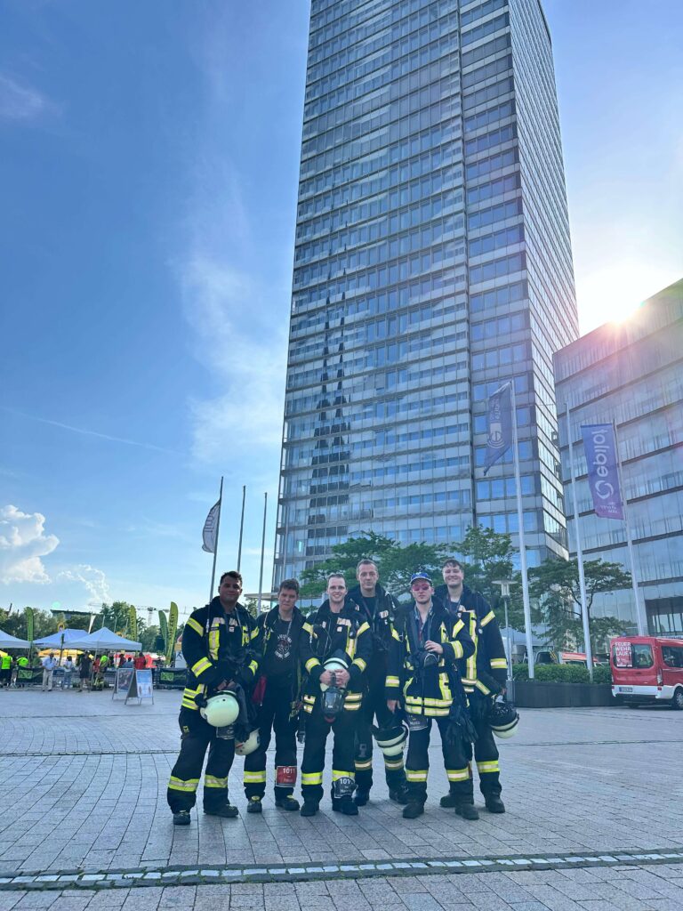 Vor dem Gebäude des Treppenlaufs